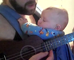 小宝宝困得哭闹, 老爸不慌不忙弹唱尤克里里, 没一会小娃就睡了